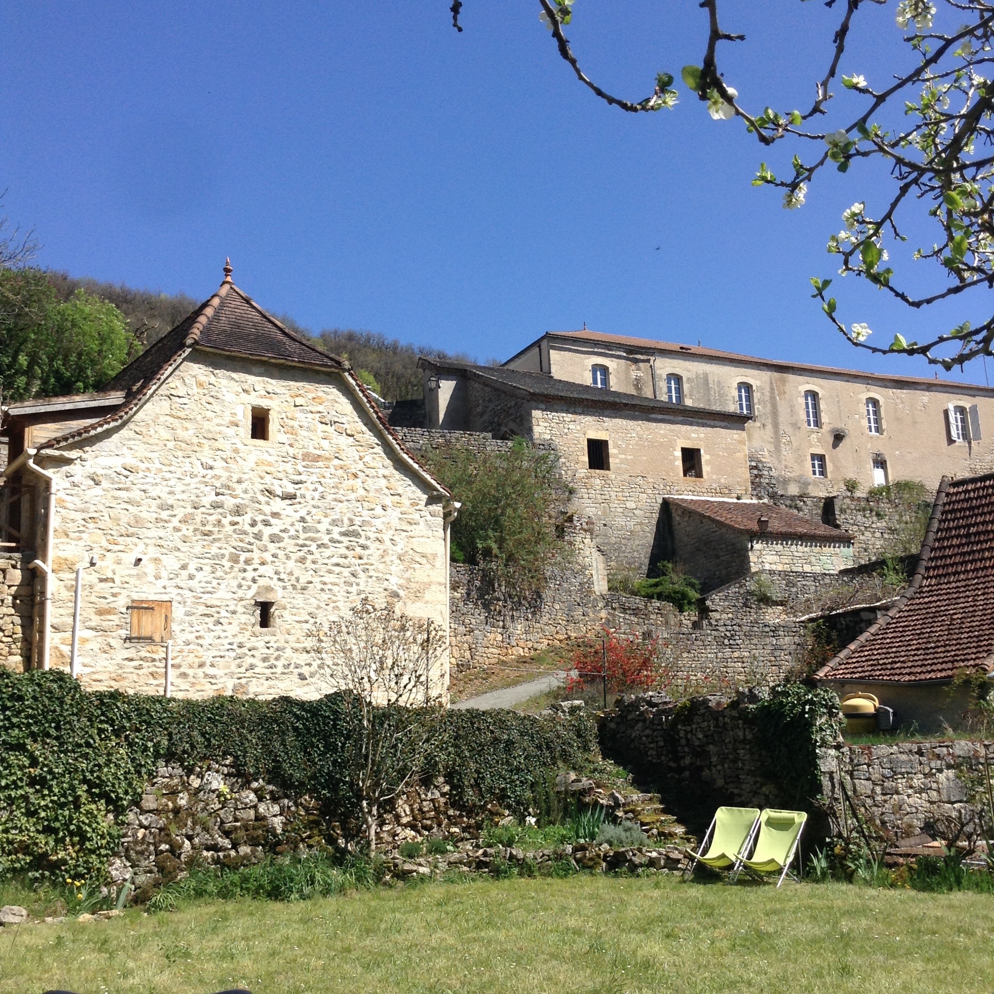 Le Jardin en contrebas de la mairie de Larnagol, Lot Le Jardin au pied de la mairie de Larnagol, Lot